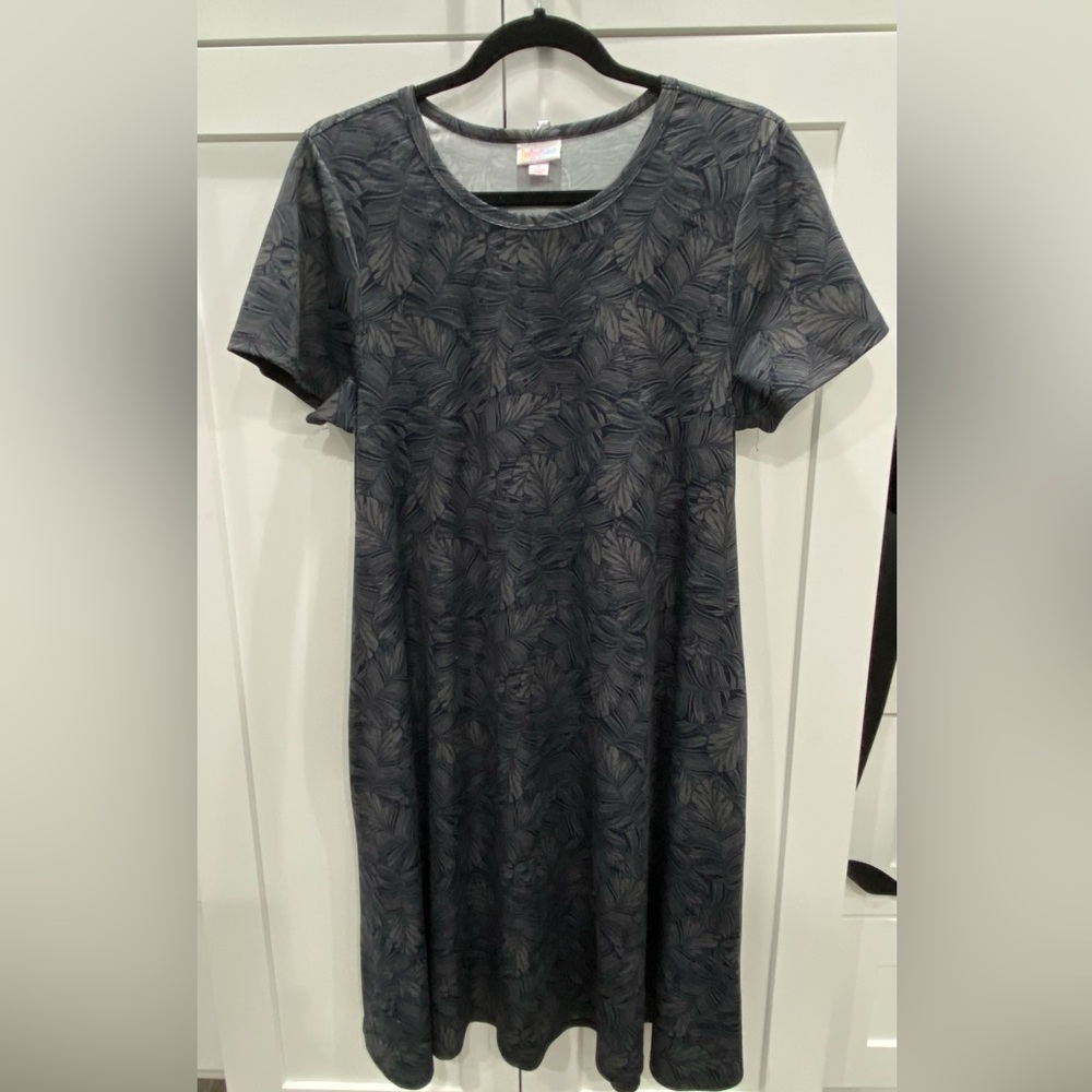 Small LulaRoe Jessie (pockets) Scuba Fabric. Gray w/ navy feathers